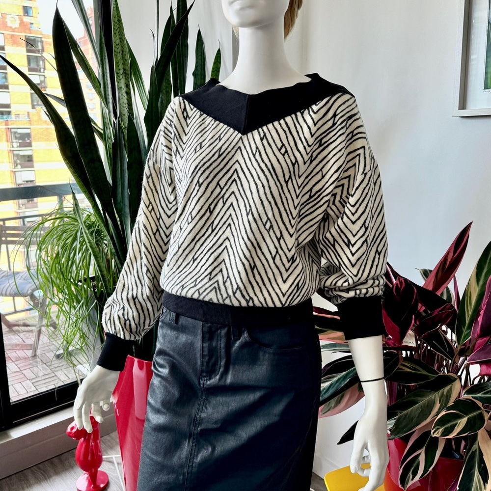 Emanuel Ungaro - Elegant virgin wool and cashmere sweater. From day to night.